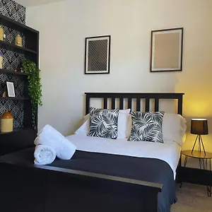 https://the-church-house-3-bedroom-house-free-nottingham.hotelsin-nottingham.com